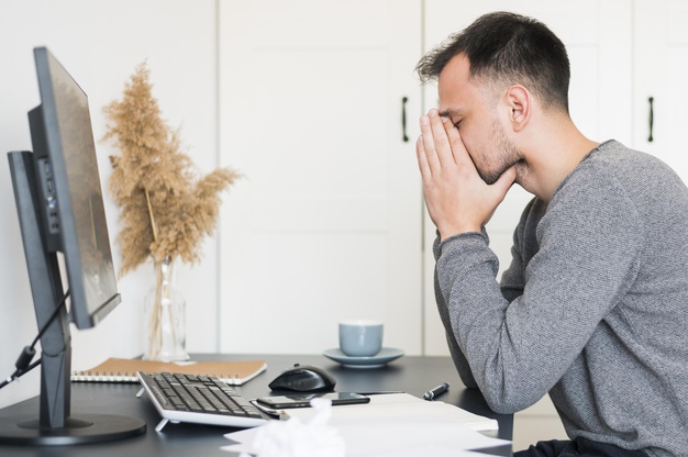 Infelicidade no trabalho causa malefícios à saúde e à produtividade